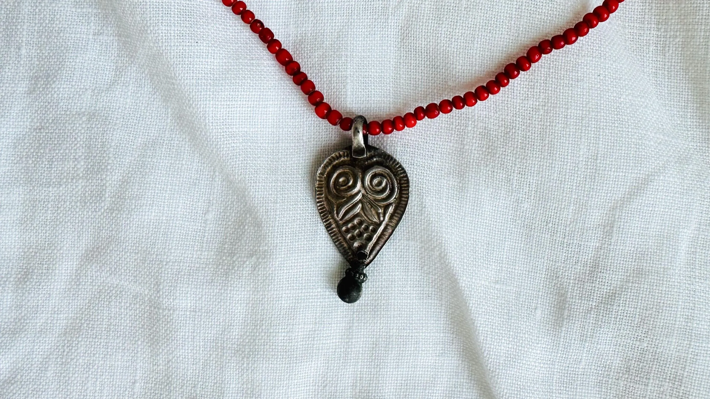 Antique White Heart Silver Pendant Necklace. 2567