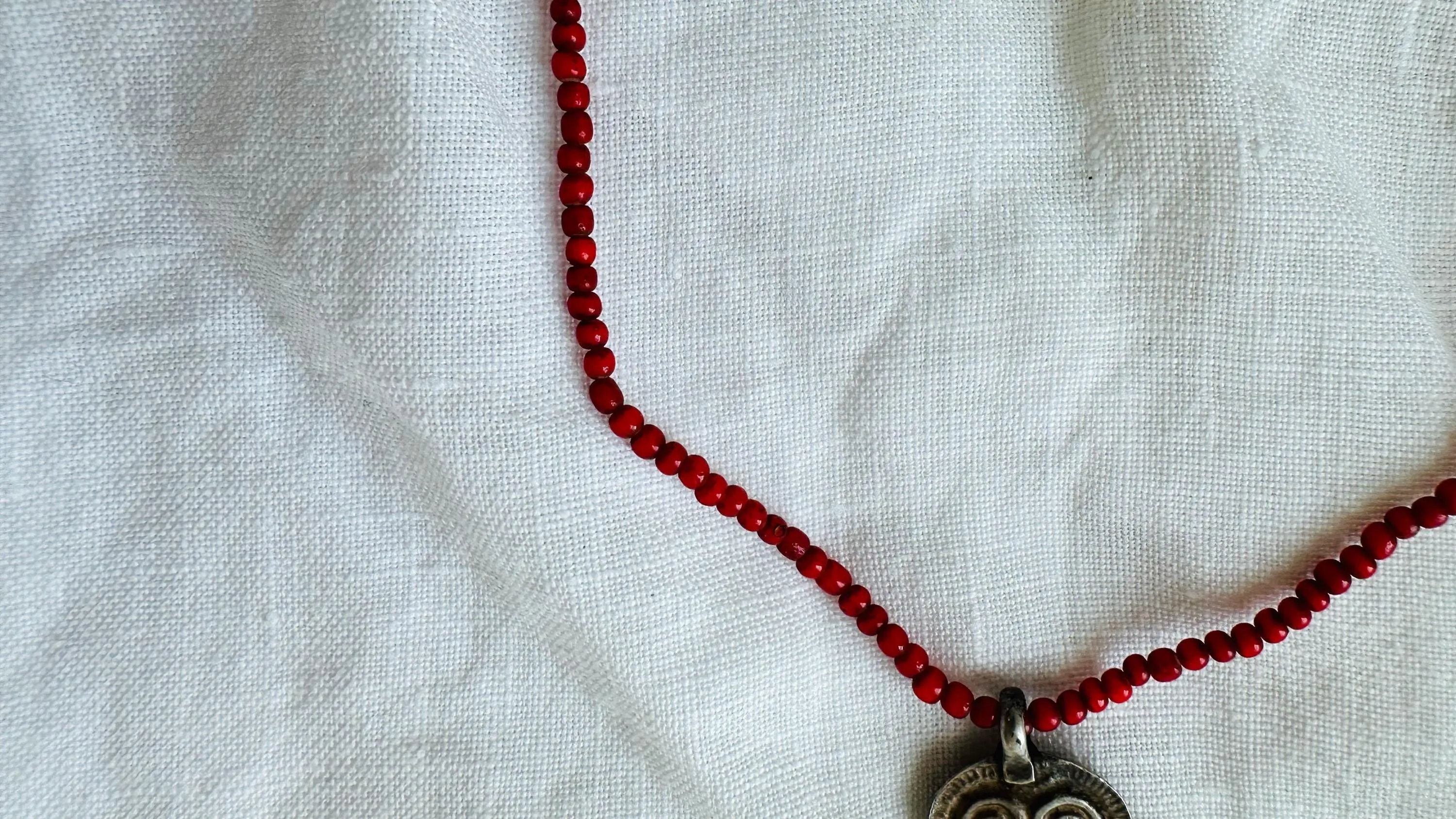 Antique White Heart Silver Pendant Necklace. 2567