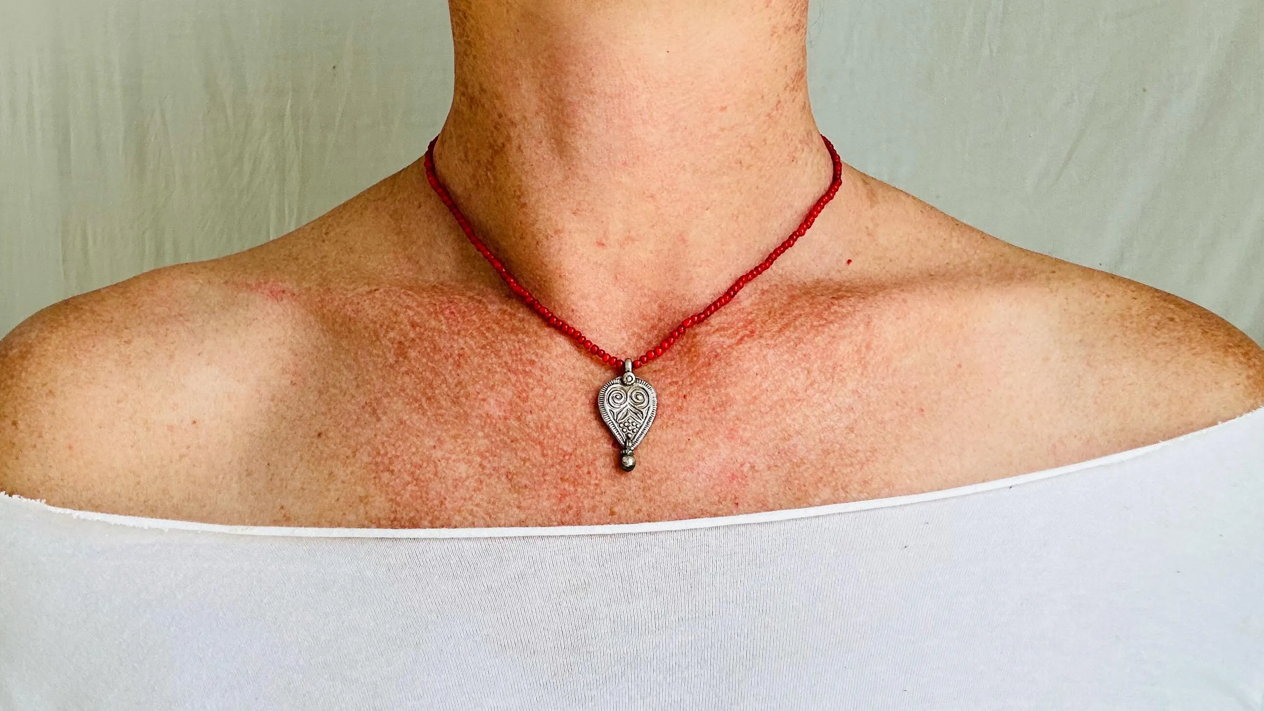 Antique White Heart Silver Pendant Necklace. 2567