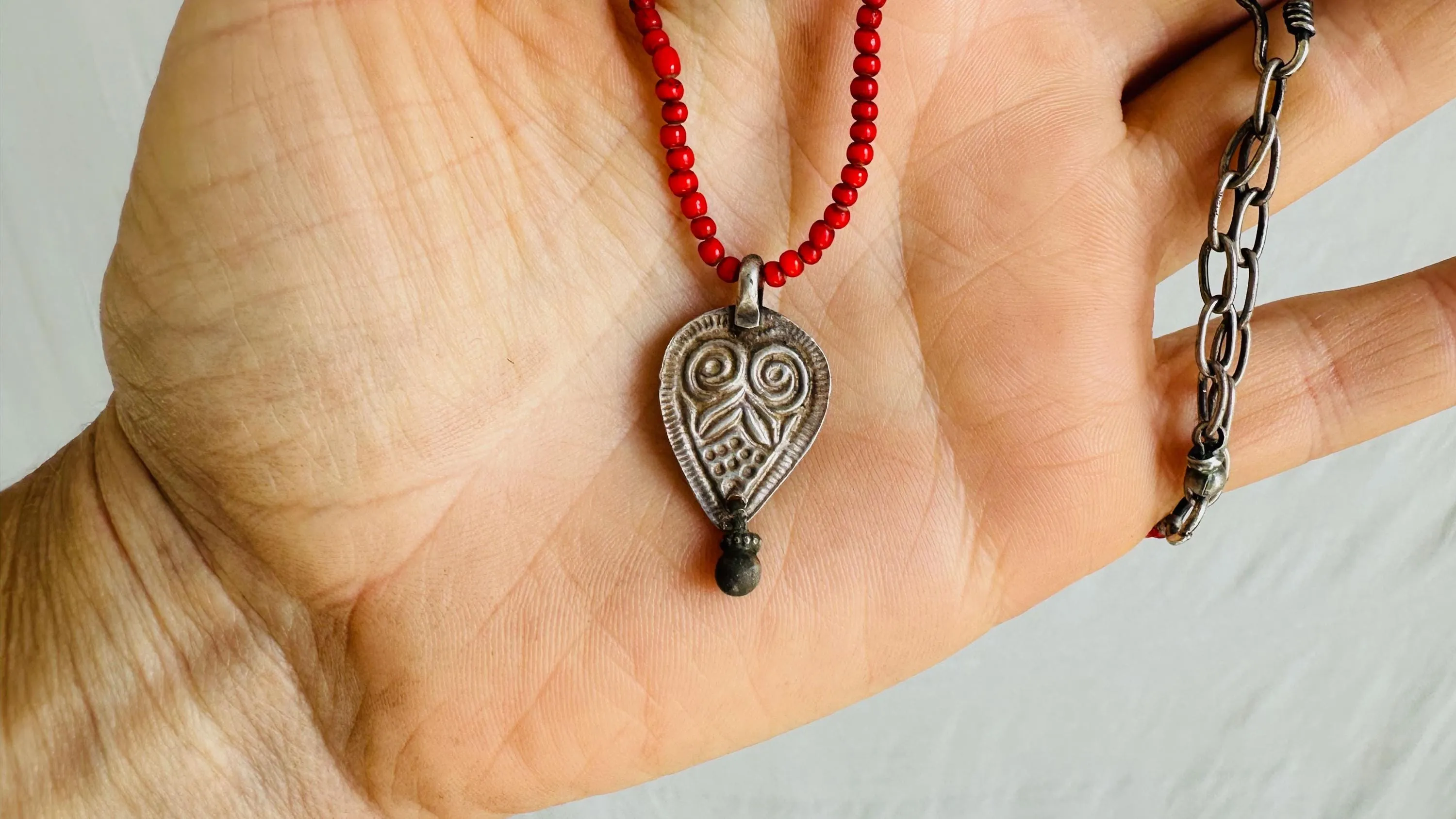 Antique White Heart Silver Pendant Necklace. 2567