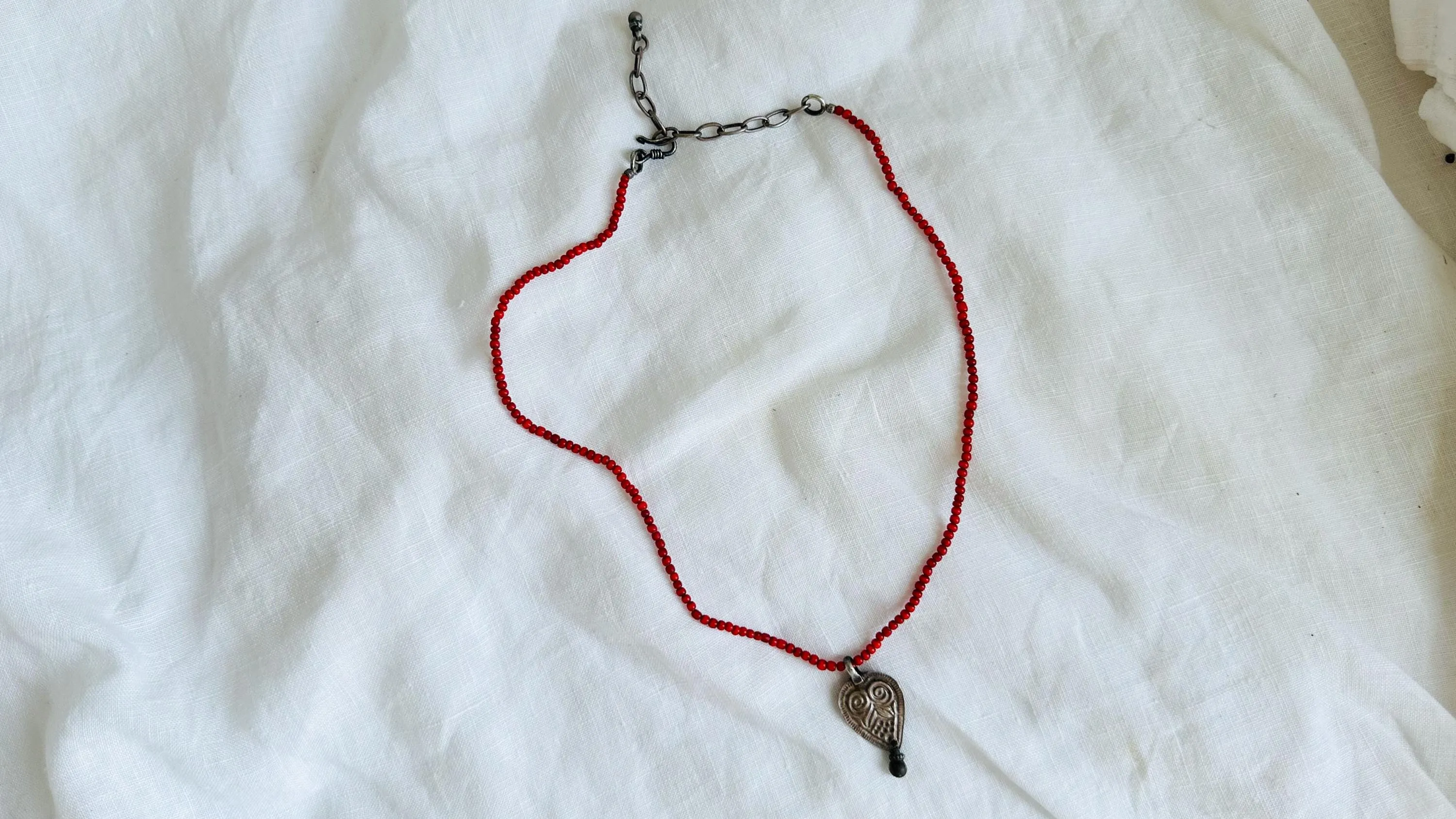 Antique White Heart Silver Pendant Necklace. 2567