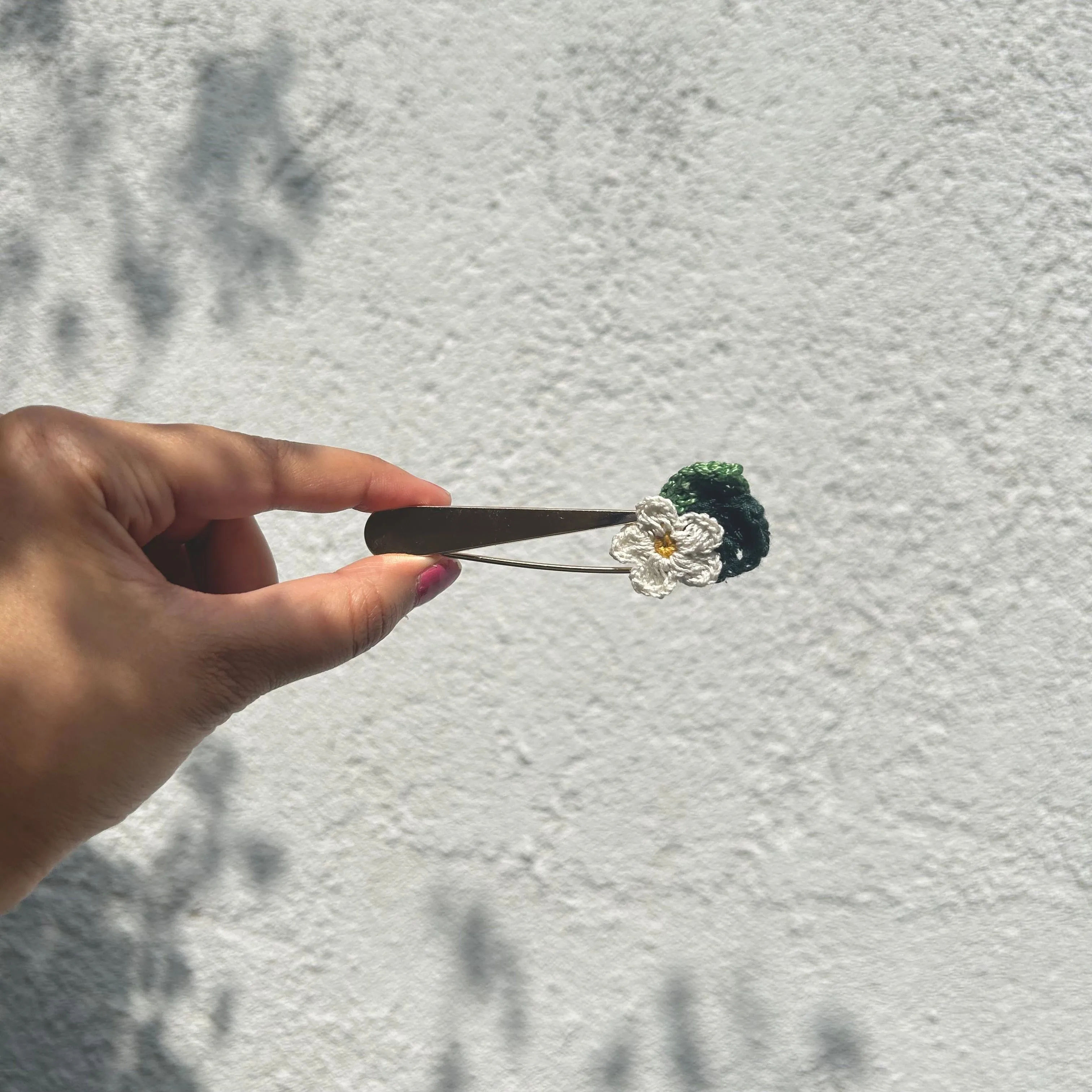 Daisy crochet brooch on a metal pin