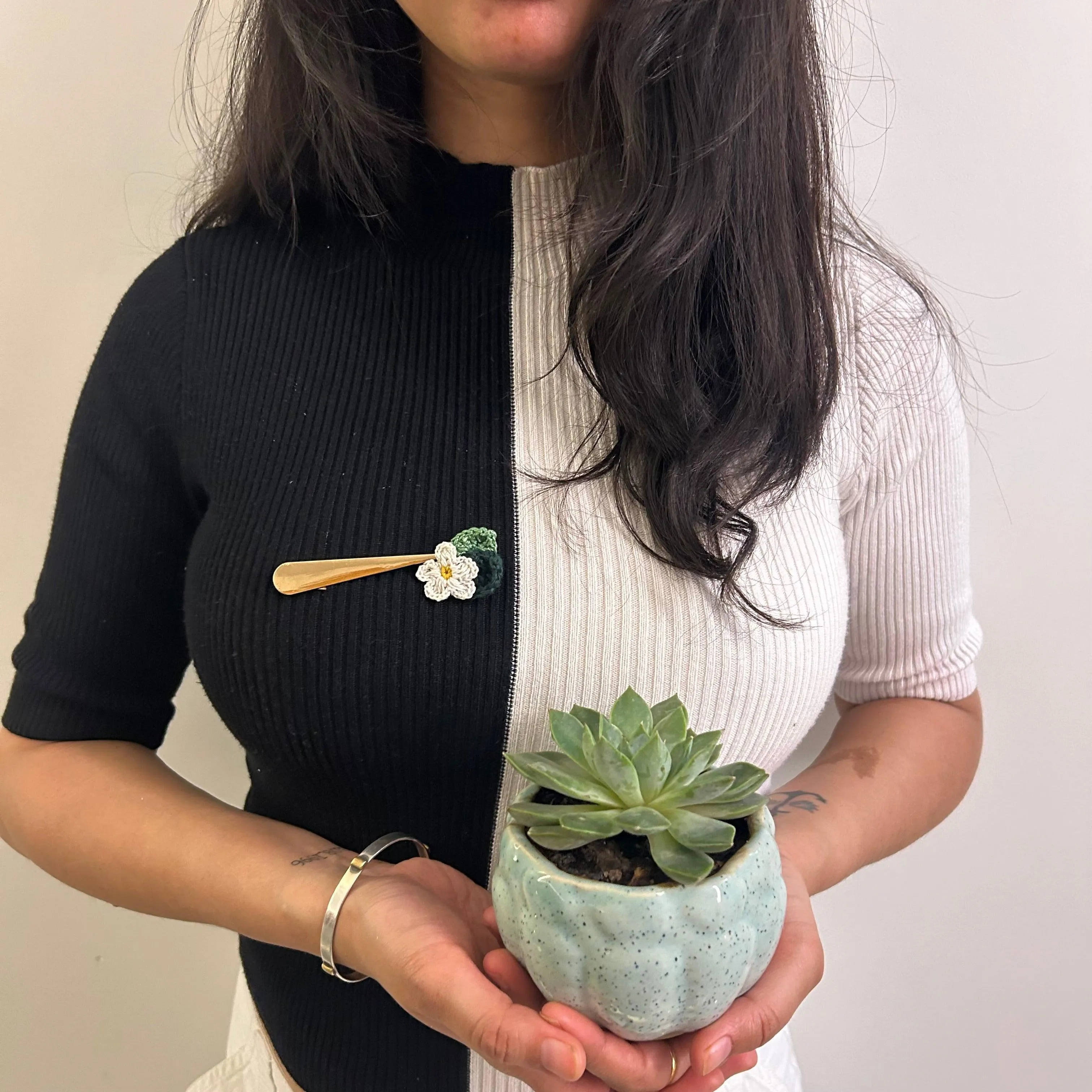 Daisy crochet brooch on a metal pin