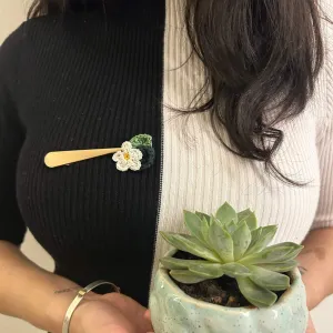 Daisy crochet brooch on a metal pin